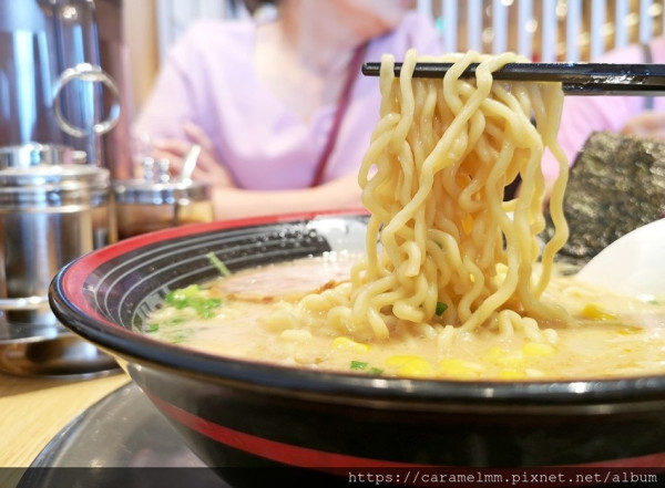 【台中梧棲】屯京拉麵 台中三井店 來自東京池袋的人氣豚骨拉麵 嚼勁十足捲心麵條 濃郁湯頭齒頰留香 台中三井outlet
