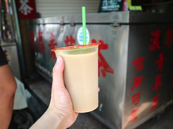 雪峰濃厚青草茶舖：薄荷牛奶你喝過嗎？又濃又涼的青草茶香，搭配濃郁乳香｜屏東老字號三十年濃厚青草茶老店 - 進食的巨鼠