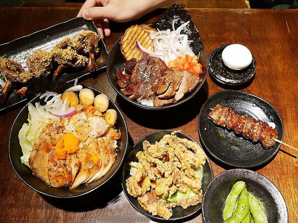 直火人直火燒肉丼飯屋 - 台北士林丼飯推薦，大火直烤的燒肉超吸睛，滿滿肉堆疊在粒粒分明的米飯上，搭配鹹甜醬汁不秒殺怎麼可能