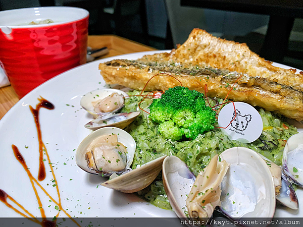 【旗山聚餐餐廳推薦】雙胞胎廚房。大推結合在地食材變化出的美味餐點，2F還有KTV可以歡唱！