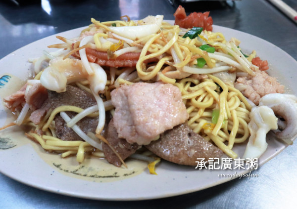 ∥台中食記∥沙鹿市場內的正宗港式美食，大推廣東粥、滑蛋牛肉，承記廣東粥料多味美CP值超高！