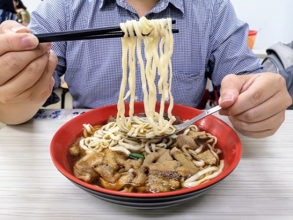 【新北淡水美食】欣宏牛肉麵，不用$150就能吃到牛雜麵，內用還有冬瓜茶可無限續!