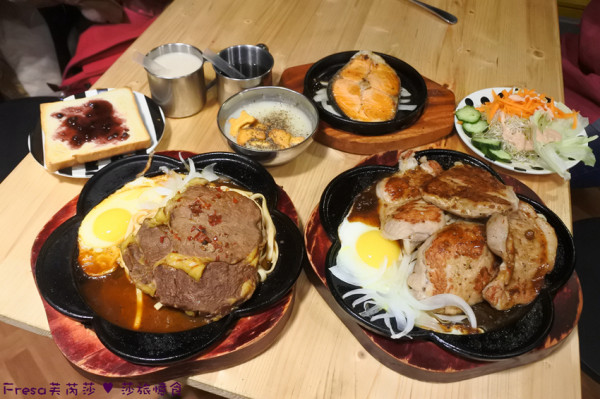 台南牛排【19號倉庫牛排 仁德店】鐵板飄香霧都辣香味.豬排鮭魚雙拼超豪華