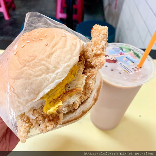 巨林美而美 大塊雞排夾在漢堡裡的銅板價美食 新竹早午餐推薦 光華國中對面(附菜單價目表...