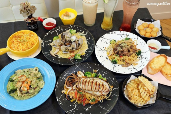  台中平價義大利麵160元起！整隻軟絲霸氣上桌，鮮美蛤蠣放滿滿，超高料理水準，吃過必回訪