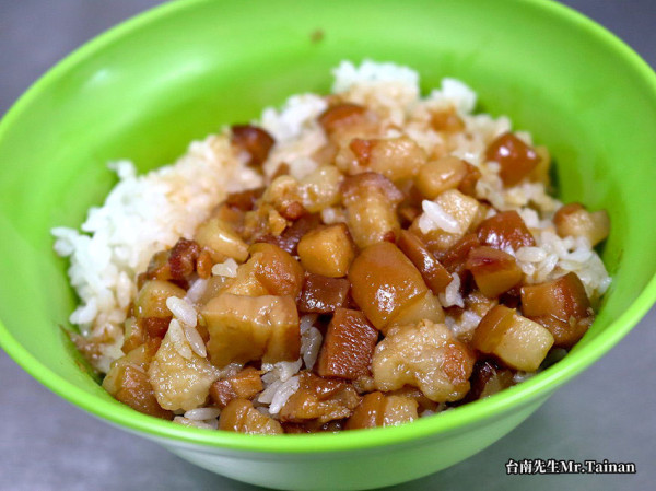 台南肉燥飯／只賣早上到中午／飄香20多年／在地老饕私藏沒有觀光客／用餐時段必客滿／料多實在價格親民／冷氣供應不用吃得滿頭大汗