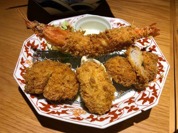 高雄美食【銀座杏子日式豬排 SOGO店】三多商圈／繽紛海陸／好吃的炸雞排／鮮甜的蝦仁鑲香菇／軟殼蝦／牡蠣／豬排／菜單