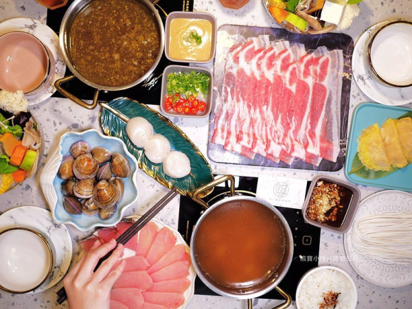【新竹美食】鍋工館火鍋專門店，新竹巨城旁第一網美鍋物餐廳，2020年必吃的新竹市火鍋。獨家湯頭必點松露雞湯！消費滿五百元，下次可玩貝殼一把抓活動。新竹聚餐餐廳、新竹火鍋推薦、新竹必吃鍋物、個人豬肚湯小