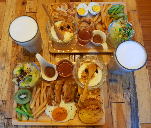 ‖大安食報‖捷運古亭站‖巴和奈野 Brunch Cafe-靜巷裡的白色小屋，擁有豐盛的早午餐、還有營養豐富奇異果。