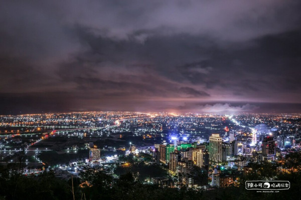 【宜蘭景觀餐廳】空ㄟ農場，礁溪百萬夜景喝咖啡，免費接駁車推薦
