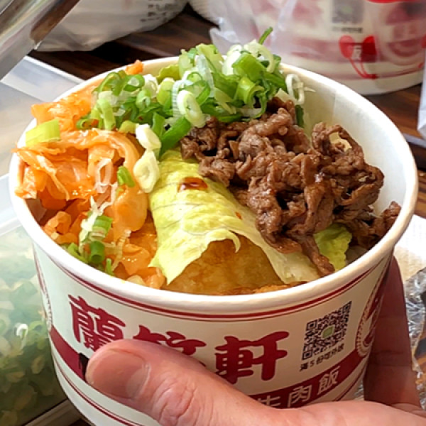 東區上班族午餐就吃這個！堪稱台北最難排深夜美食「蘭笑軒 深夜和牛肉飯」快閃SOGO，每日限量100碗和牛滷肉飯中午準時開賣。