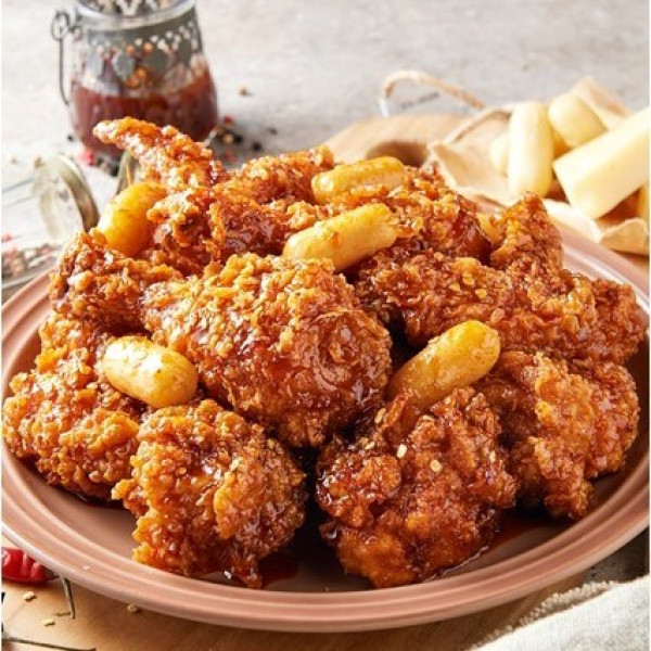 炸雞控手刀嚐鮮！超夯韓式炸雞「NENE CHICKEN」強勢插旗台中，再加碼全新口味「辣炒年糕風味炸雞」讓人一秒到韓國。