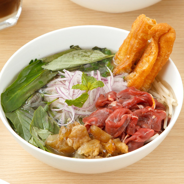 這碗河粉嗨翻肉肉控！油条 黃金牛肉粉打造最道地「生牛肉牛筋河粉」，再加碼推出期間限定「打卡送現熬牛油」。