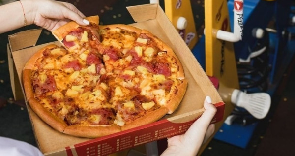 比買一送一省更多！必勝客端午節推「大小比薩3.2折」限定套餐，獵奇新品「雙濃起司納豆比薩」比薩控再度崩潰。