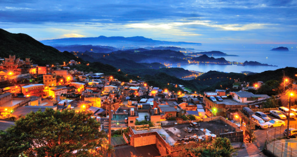 新北賞月秘境！6個免費「新北最佳賞月景點」大推薦，藏在板橋「360度無敵夜景」吹冷氣賞月、看夜景超Chill。