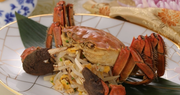 山海樓新菜單！山海寶島蟹宴四人合菜「台灣蟹種」入菜，搶攻台北人秋蟹聚餐必吃清單。