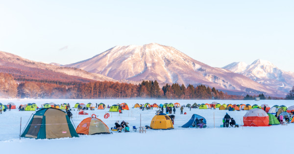 長野秘境！零下冰湖釣魚，長野靈仙寺湖冰釣季開跑，夢幻雪山湖泊美景隨手拍。