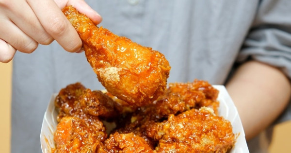 炸雞控吃半價優惠！bb.q CHICKEN「半價雞翅 免費炸物」整個3月都有。