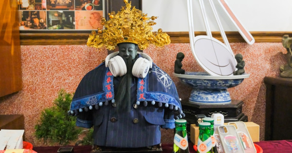 10款城隍爺周邊！大稻埕誕隍祭 西裝城隍爺10款小物，香灰一卡通 城隍爺台啤必買。