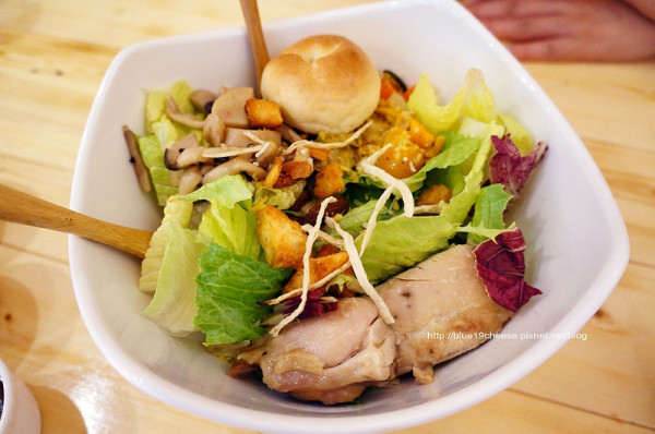 【台中美食午茶】小食熱沙拉.季節濃湯.貝果-夏日清爽餐點好選擇.下午2點之後還有好吃的鹹派.車子可以停在靜和醫院前面那一條路的停車格