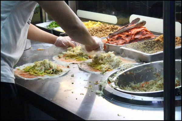 [ 永春站美食 ] 正宗手工潤餅～高CP值銅板美食，一手無法掌握的巨無霸潤餅