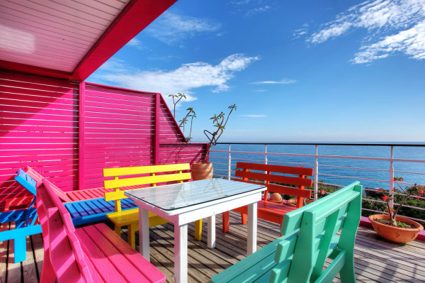 走進夢幻藍白世界！絕美般的無敵海景民宿，出門踏一步你就後悔了！