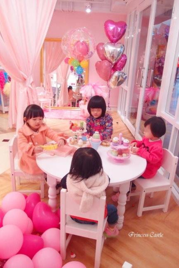 台北圓山花博│親子咖啡廳_少女系【Pink Swan Party 繽紛樂園】*粉紅夢幻公主風格.下午茶甜點遊戲區.小模豆拍照場景