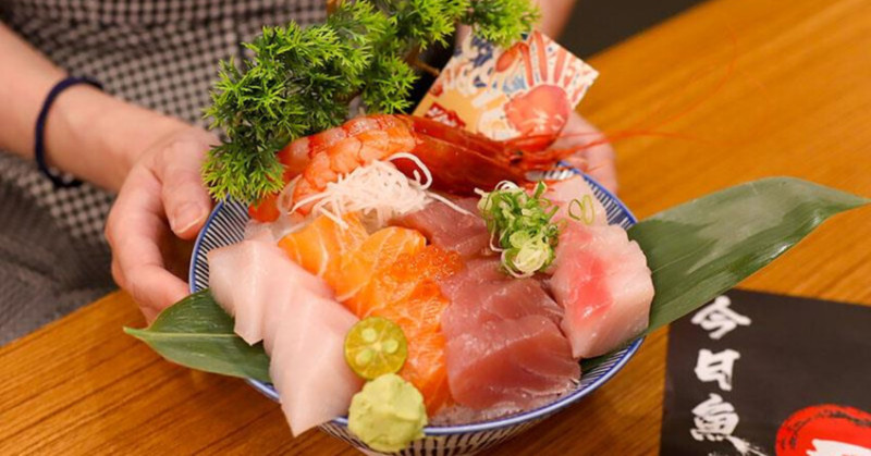 新竹日本料理！今日魚市浮誇生魚片船CP值超高，黑鮪魚套餐一次滿足。