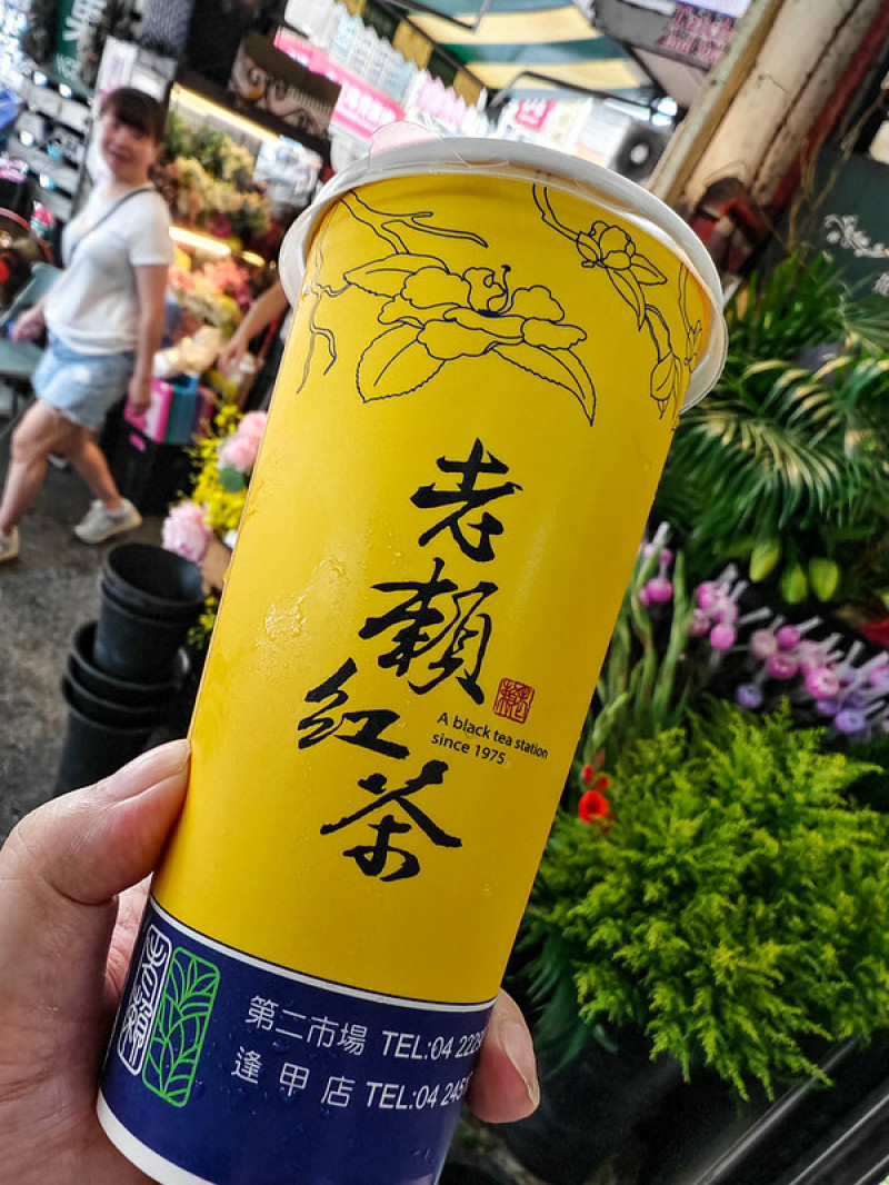 手搖飲林立仍特地回味！台中第二市場老賴紅茶，傳統滋味簡單卻難忘。