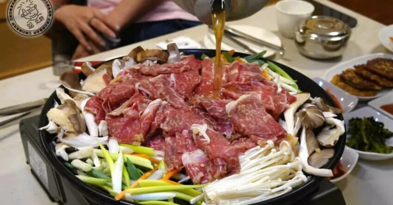 台北東區吃首爾家常菜！漢陽韓式陶盤烤肉，肉質軟嫩多汁必吃。