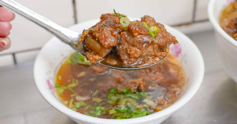 台中豐原廟東夜市傳三代老店！清水排骨麵店 排骨酥麵骨軟肉香，必吃排隊美食。