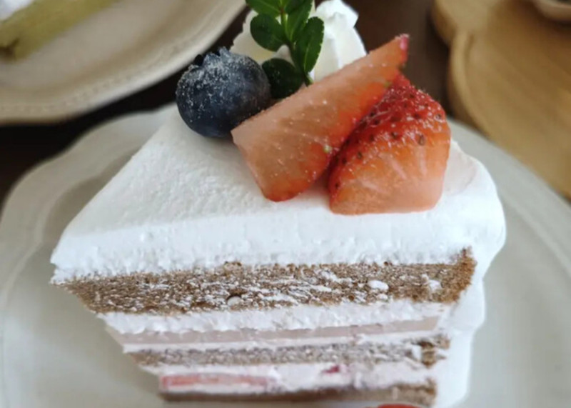 竹北甜點推薦！「扣子商行」咖啡館，必吃草莓戚風 芋泥茶捲，咖啡控別錯過。