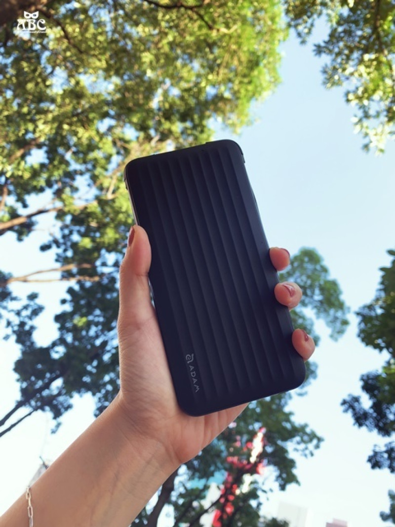 【快充免帶線】30分鐘充50%！蘋果MFi認證雙向快充行動電源|ADAM亞果GRAVITY X1