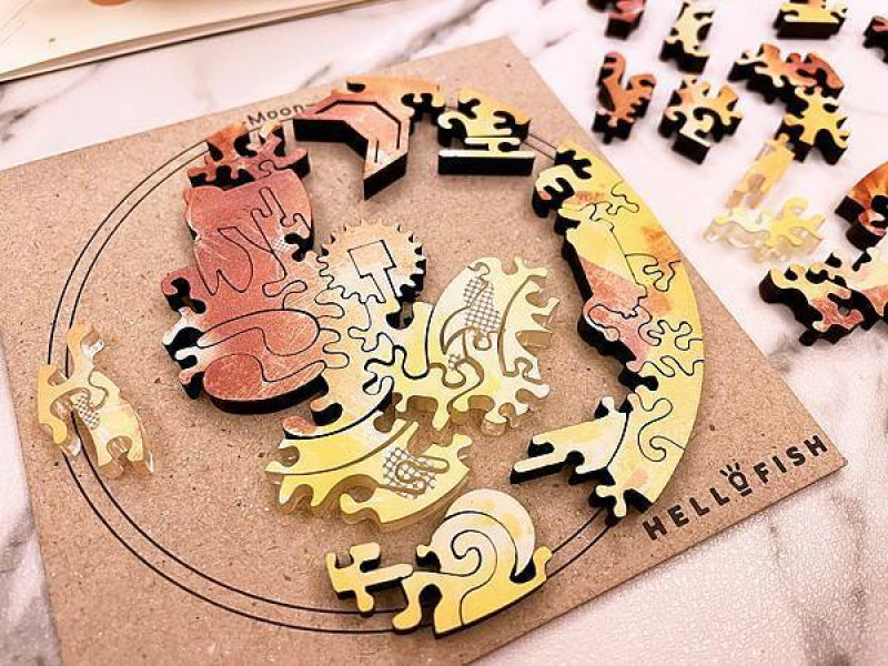 HelloFish海裡魚木質拼圖：大人系宇宙星球複合媒材拼圖，月球Moon木質拼圖│海裡魚宇宙系列、拼圖療癒、收藏品
