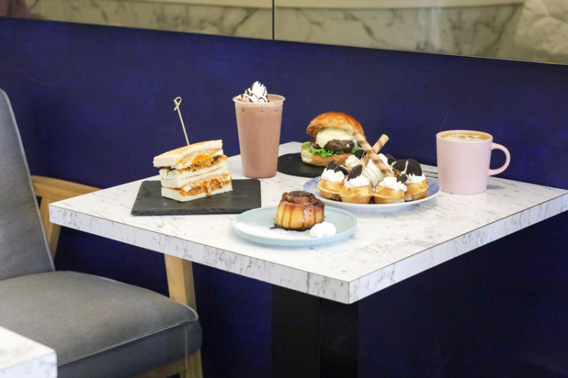 【Hoka Café】傳遞暖心美味給你！自家製人氣甜點「肉桂捲、麻糬鬆餅」／全新菜單「手工漢堡」／推薦澳洲小拿鐵