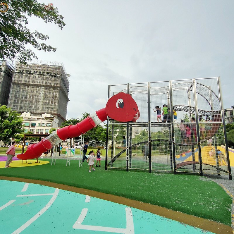台南親子景點│台南特色公園│ 頂美暖暖蛇特色公園(頂美公園) 2米高的大型迷官溜滑梯刺激又好玩 也有磨石子溜滑梯、大型攀爬架