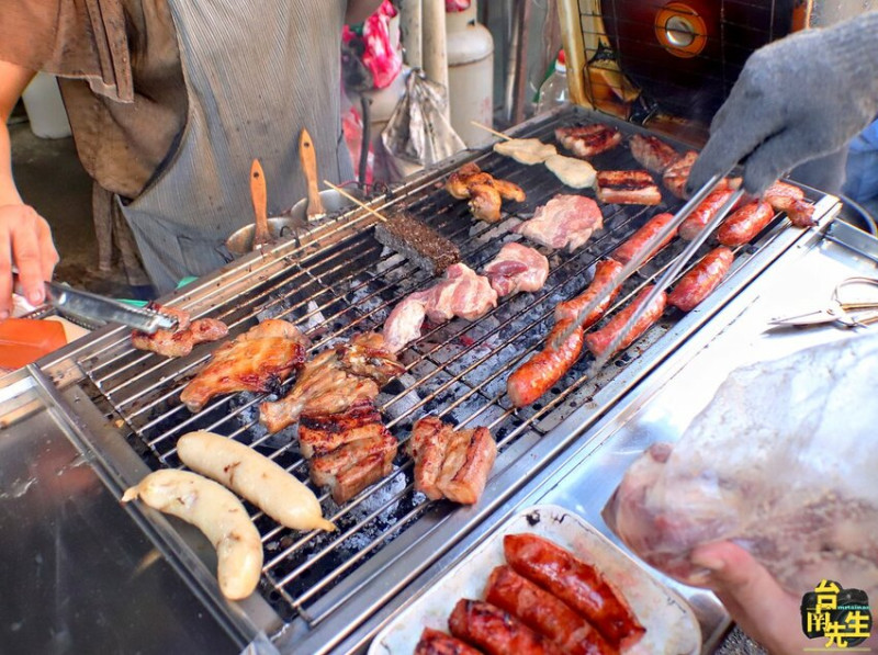 台南炭烤攤／無店名無招牌飄香近20年／限量供應只賣3小時／獨家特調沙茶醬料／老饕私藏口袋名單沒有觀光客／在地人的下午茶