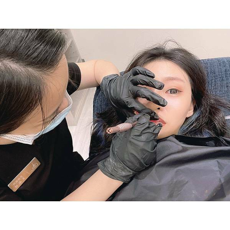 [新竹繡唇/紋唇] 法國卡蔓 繡唇價格？ 該怎麼濕敷保養照顧？ 詳解心得 全新防疫概念館開張 google上百5星評論店家實訪（附術後照、知識懶人包、獨家預約優惠代號）