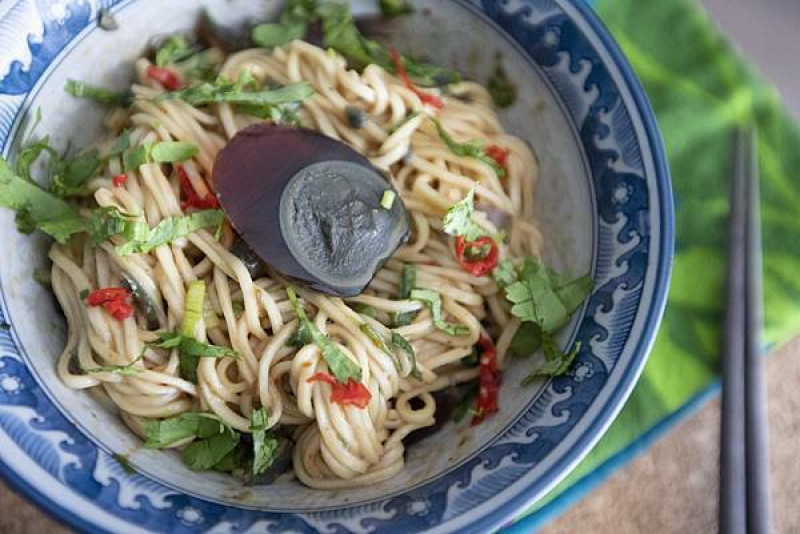 辛香料通通加下去 - 一人份皮蛋拌麵