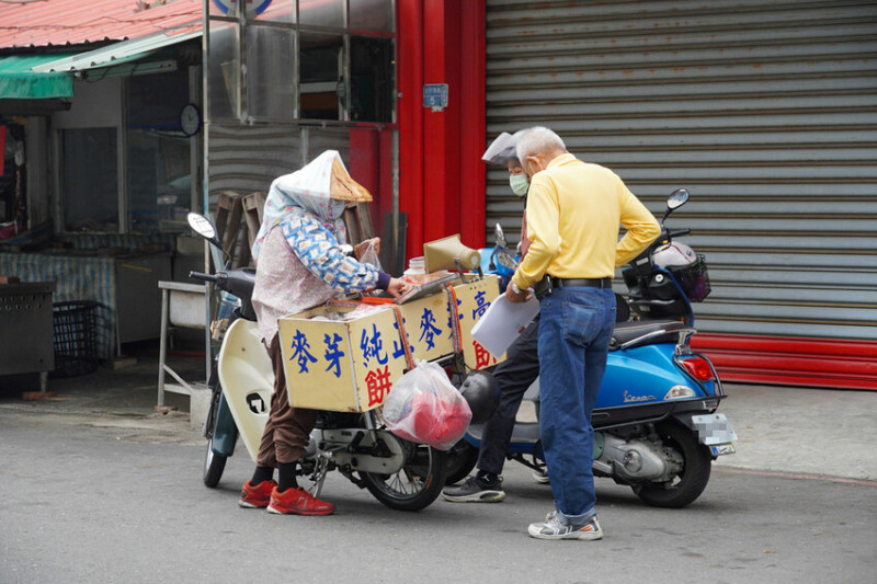 【蓮池潭美食】阿婆麥芽糖無名攤車 古早味麥芽糖餅乾 包著酸酸甜甜的蜜餞 懷舊零嘴