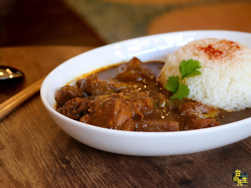 台南咖啡館／藏身咖啡館的神美味咖哩飯／還沒開店就排隊／每日限量供應賣完就打烊／兩人作業現點現做趕時間不要來／隱藏版大人味布丁