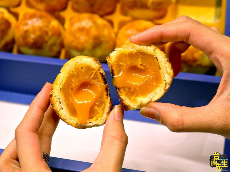 台南菠蘿流心蛋黃酥／年節禮盒限定錯過等明年／外皮酥脆一咬就爆漿／嚴選天然原物料／72小時自然發酵／每日限量供應晚來買不到