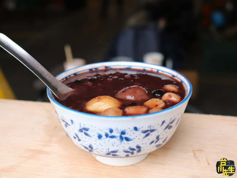 台南甜湯／還沒開門就排隊／使用台糖二砂及新南糖廠黑糖／不使用任何化學調味劑／冬季期間限定甜湯／料多實在每一口都是幸福