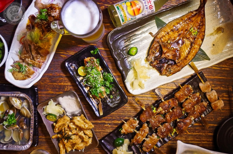 【 板橋居酒屋 ．府中美食】銅板價串燒CP值超高的居酒屋．看完新北耶誕城之後慶祝聚會的好地方．隱居_いざかや(隱居風味居酒屋)