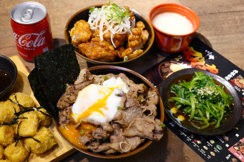 新店燒肉丼飯日式料理宵夜 -川牛木石亭新店中正店，大份量熟食蓋飯、雞白湯免費的新店美食美食推薦，用料實在的新店宵夜 