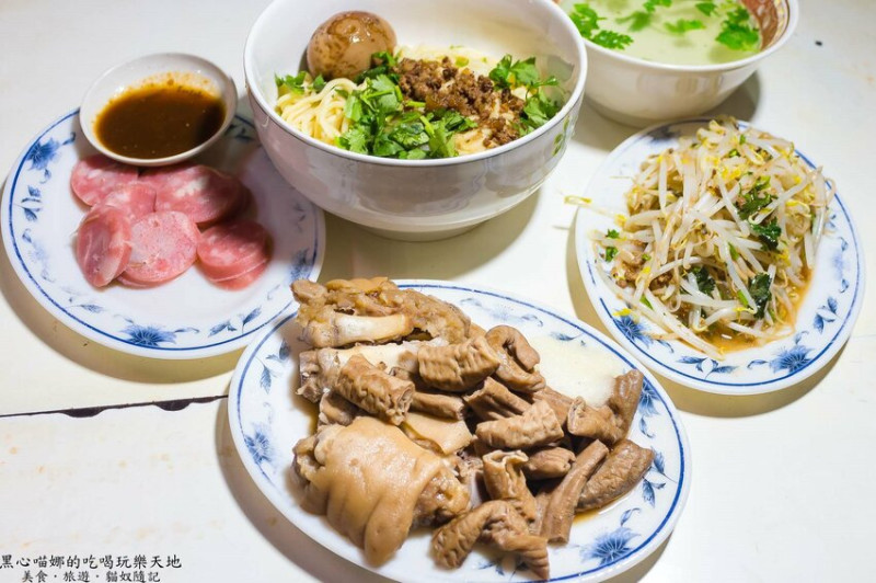 高雄苓雅︱度小月台南担仔麵　在地30年，肉臊鹹濃蒜味辛香的古早味宵夜小麵攤！