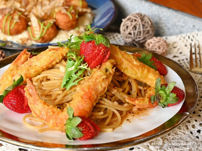 村口微光│隱身在巷弄老宅創意義大利麵，季節限定草莓炸蝦辣炒義大利麵開賣，好吃又好拍～