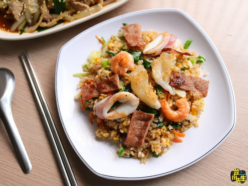 台南海鮮炒飯／海陸饗宴一次滿足／當日採買新鮮食材／現點現做趕時間不要來／庭園式空間綠意盎然／連外國人都愛吃