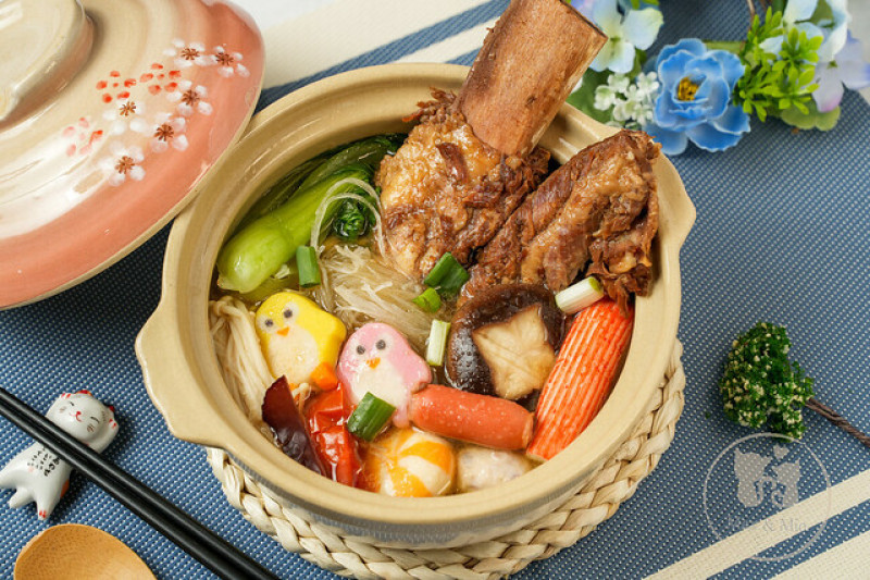 【宅配美食】五番食品｜巨大牛肋骨湯！冬日進補，企鵝泡湯小火鍋！