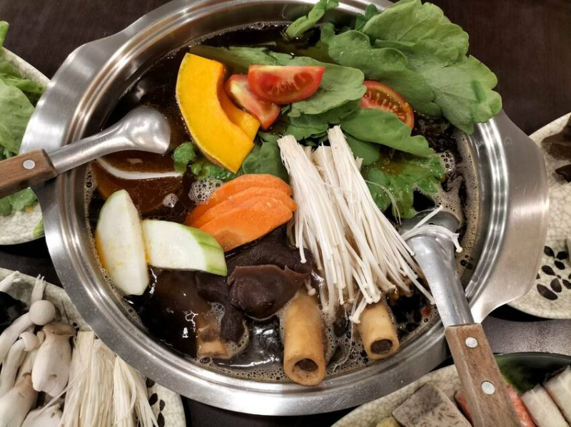 一人一支吸管大口吸起來-嘉義赤崁羊肉爐吃到飽